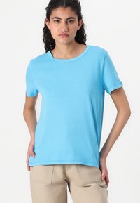 T-shirt azzurro chiaro a maniche corte con scollatura rotonda, realizzato in un tessuto morbido, caratterizzato da una vestibilità comoda e orli cuciti.