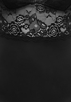 Prenda de tela negra con un ribete de encaje floral que presenta patrones intricados y bordes festoneados en la parte superior.