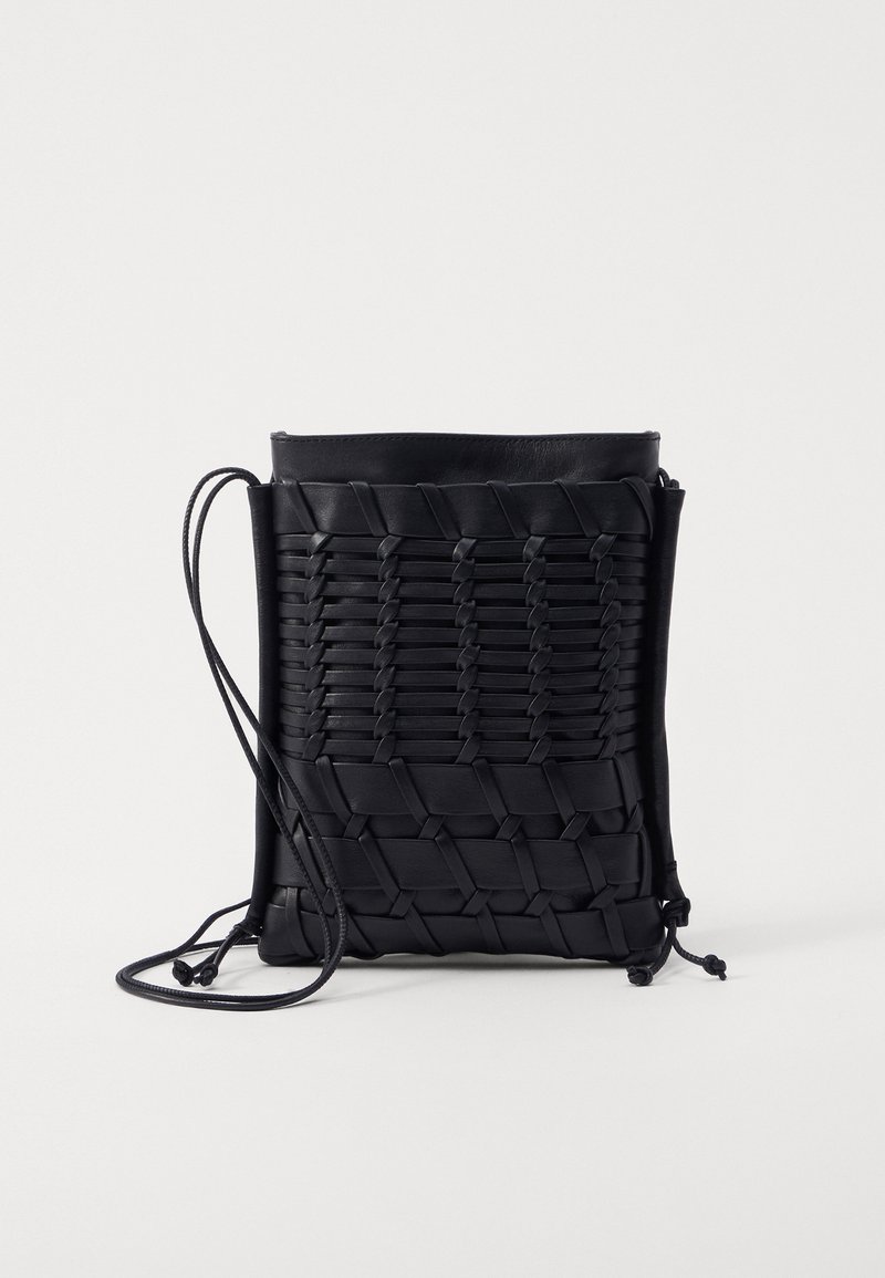 Borsa nera in pelle intrecciata con forma rettangolare strutturata. Presenta una parte superiore liscia e una tracolla regolabile, con una chiusura a coulisse nella parte inferiore.