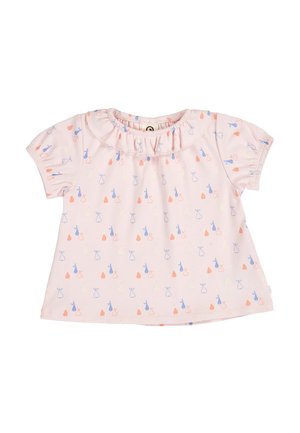 Lichtroze babyshirt met korte mouwen, een gerimpelde kraag en blauwe en oranje patronen van katten en perenvormige figuren verspreid over het shirt.