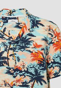 Kurzarm-Hemd mit Kragen in einem hellblauen und korallenfarbenen tropischen Muster, das Palmen und Blumen zeigt; aus leichtem Stoff gefertigt.