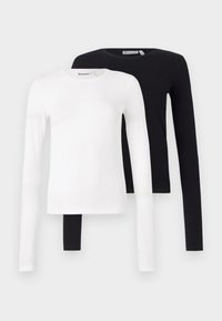 Deux t-shirts à manches longues en coton blanc et noir. Dotés d'un col rond et d'une coupe slim. Design simple sans embellissements ni motifs.
