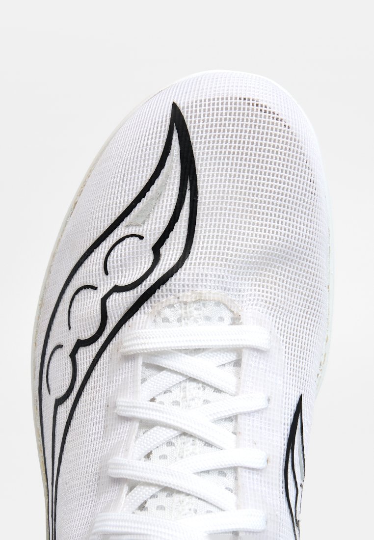 Baskets blanches de sport avec une tige en mesh, des lignes d'accentuation noires et des lacets blancs. Le design comprend un motif texturé sur le matériau.