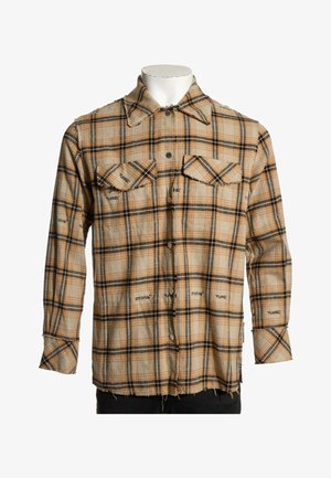 Beige og sort ternet flannel-skjorte med knapper foran, to brystlommer og teksten "Off-White" og "Flannel" trykt over det hele.