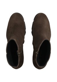 Bottines en daim marron avec une texture lisse, fermeture éclair sur le côté et bout arrondi. Elles possèdent une semelle en caoutchouc noir durable et basse.