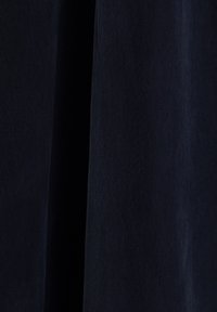 Tela azul marino con una textura sutil, que presenta una superficie suave y un ligero brillo, creando una apariencia refinada.