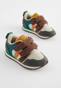 Dziecięce sneakersy z mixem siatki, zamszu i materiałów syntetycznych. Kolory obejmują kremowy, brązowy, turkusowy, pomarańczowy i zielony. Zapięcia na rzepy.