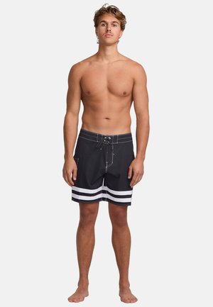 Schwarze Schwimmshorts mit weißen Streifen am Saum, aus leichtem Stoff gefertigt. Mit Kordelzugbund und seitlichen Taschen.
