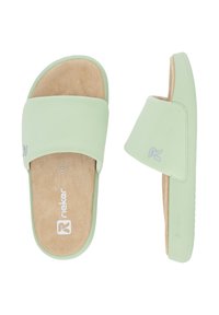 Tongs légères vert clair avec une semelle intérieure en daim doux, un design à large bride, une semelle texturée et un marquage Rieker sur le dessus et le footbed.