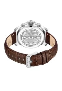 Orologio cronografo con cassa in metallo argentato, cinturino in pelle marrone con texture coccodrillo e quadrante grigio con design radiale e logo.