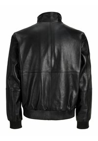 Μαύρο δερμάτινο bomber μπουφάν με ψηλό γιακά, ριμπ μανσέτες και ζωνάρι, εμφανίζεται από πίσω.