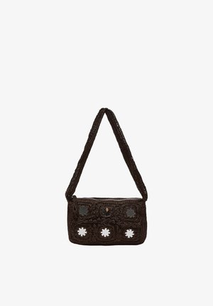 Schwarze gehäkelte Schultertasche mit sechs runden reflektierenden Scheibenakzenten und einem Reißverschluss am oberen Verschluss.