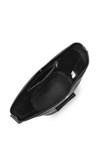 Sac en cuir noir à finition texturée. Comprend plusieurs poches, dont une à fermeture éclair, et une forme structurée.