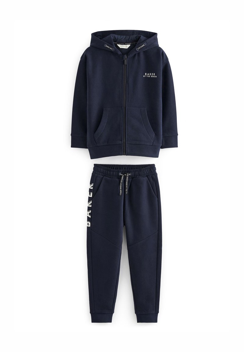 Mörkblå bomullshuvtröja med frontfickor och dragkedja, i kombination med matchande joggare med tryckt logotyp och elastisk midja.