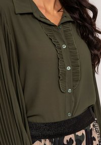 Dona x Lisa FLUIDE ORVAL - Chemisier - kaki