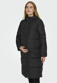 Abrigo puffer largo negro con capucha, secciones acolchadas gruesas, cierre de cremallera y bolsillos laterales, diseñado para brindar calidez y comodidad.