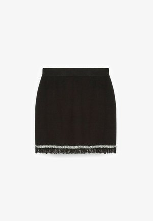 Mustahiilinen musta minihame, jossa on suora leikkaus ja koristeellinen hopeinen fringi reunan ympärillä. Valmistettu sileästä kankaasta, jossa on matta pinta.