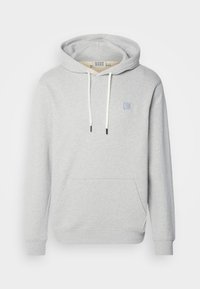 Lichtgrijze hoodie van zacht materiaal, met een voorzak, trekkoorden en een klein embleem op de borst.