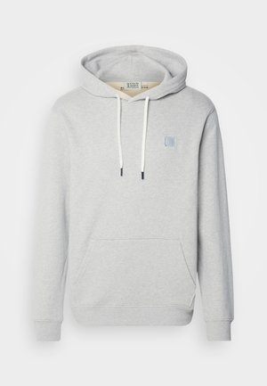 Felpa grigia chiara realizzata in tessuto morbido, con tasca frontale a marsupio, cordini e un piccolo emblema sul petto.