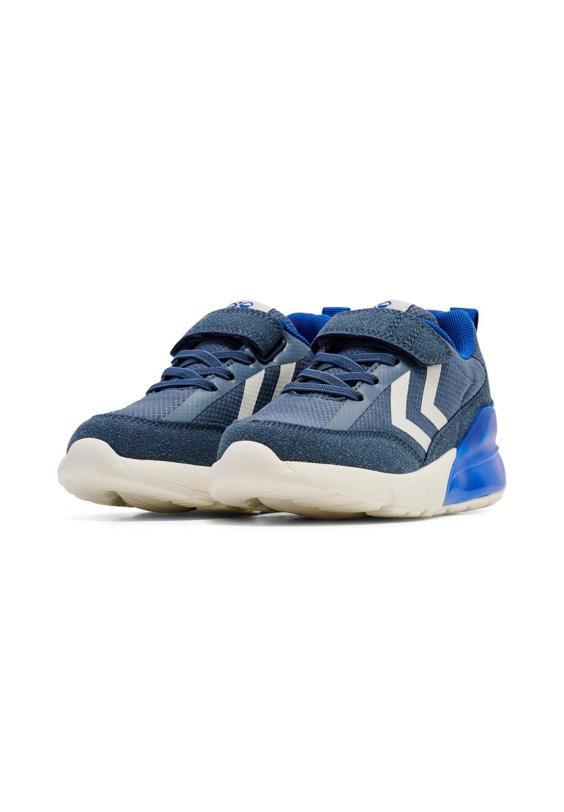 Niebieskie siatkowe sneakersy z teksturowaną cholewką, białymi akcentami i kontrastującą niebieską podeszwą. Posiadają pasek nad sznurowadłami dla zapewnienia stabilnego dopasowania.
