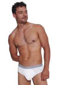 Weiße Unterhose mit grauem Bündchen, aus weichem Baumwollstoff gefertigt, mit enganliegender Passform und minimalistischem Design. Logo am Bund.