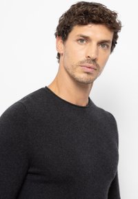 FTC Cashmere Pulóver - onyx