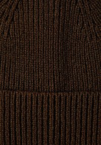 Gorro de punto marrón con textura acanalada vertical, hecho de lana suave o acrílico. Presenta una corona sin costuras y un dobladillo doblado en la parte inferior.