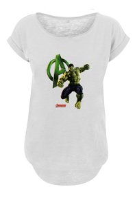 Světle šedé tričko s ohrnutými rukávy, které na přední straně obsahuje barevnou grafiku Hulka a zelené logo Avengers.