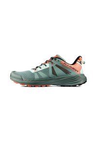 Trailrunning-Schuhe in Grün mit schwarzen und korallfarbenen Akzenten. Obermaterial aus Mesh, strukturierte Gestaltung, gepolsterte Sohle und gemusterte Außensohle für Traktion.