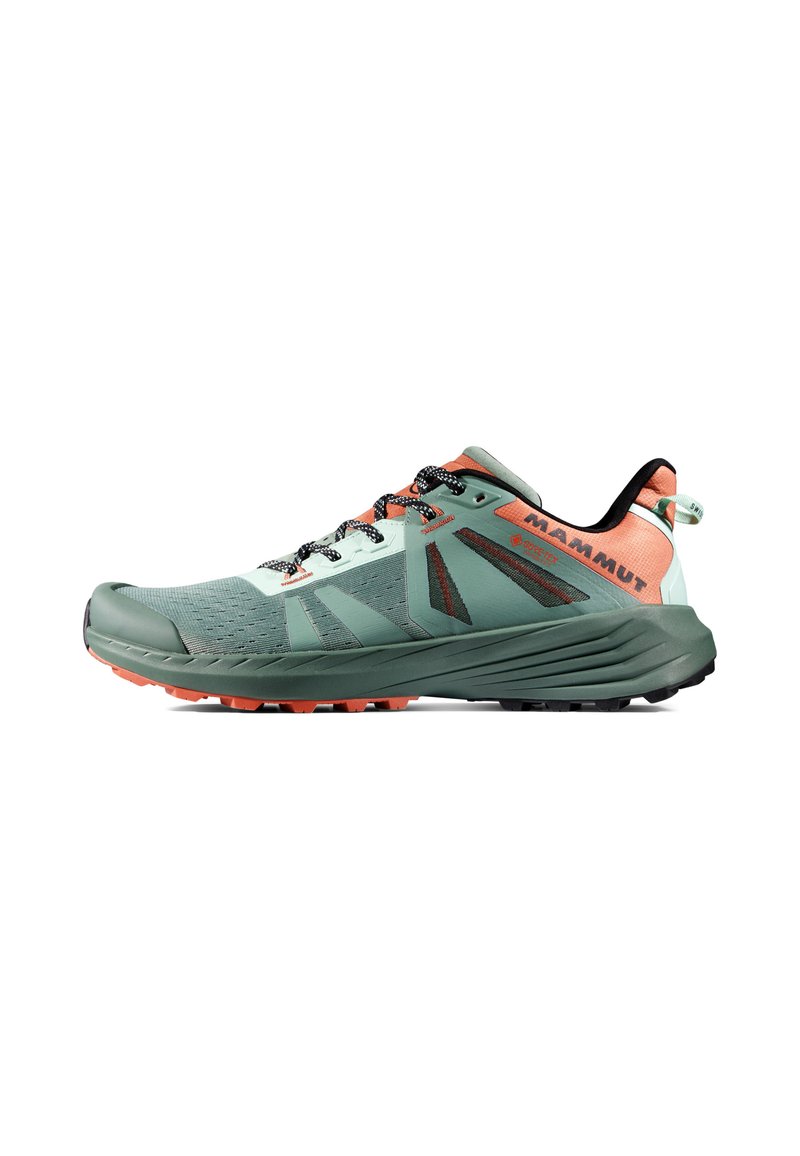 Trailrunning-Schuhe in Grün mit schwarzen und korallfarbenen Akzenten. Obermaterial aus Mesh, strukturierte Gestaltung, gepolsterte Sohle und gemusterte Außensohle für Traktion.