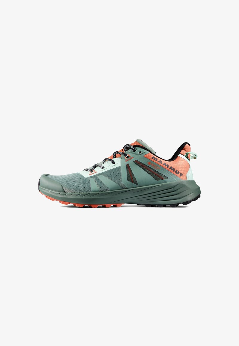 Trailrunning-Schuhe in Grün mit schwarzen und korallfarbenen Akzenten. Obermaterial aus Mesh, strukturierte Gestaltung, gepolsterte Sohle und gemusterte Außensohle für Traktion.