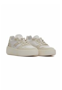 Sneaker bianche e beige con tomaia in tela testurizzata, punta perforata, suola spessa e dettagli con marchio sui lati e sulla linguetta.