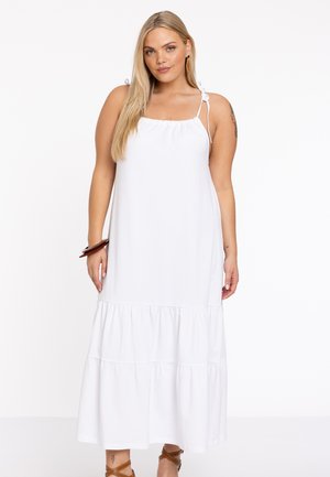 Weißes Maxikleid mit einem gestuften Rüschensaum, verstellbaren Schulterträgern und einem lockeren Schnitt, aus weichem, leichtem Stoff gefertigt.