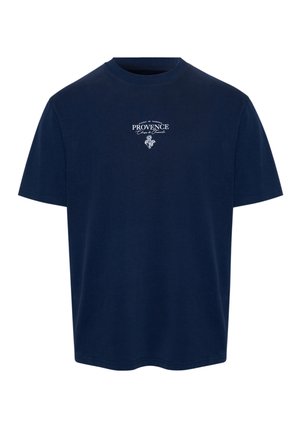 Marineblaue kurzärmelige T-Shirt mit weißem "PROVENCE"-Schriftzug und kleinem Blumenmotiv, mittig auf der Brust platziert.
