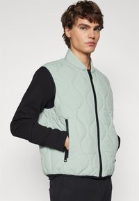 HUGO BOHOTINO - Weste - light/pastel green