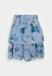 Jupe fleurie bleue à étages avec taille smockée et volants superposés dans un motif floral vert clair et blanc.