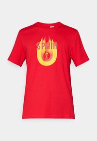 Rød bomulds T-shirt med et centralt grafisk motiv med ordet "SPAIN" og en gul accent. Kortærmet og med rund halsudskæring.