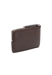 Brązowy skórzany portfel o gładkiej fakturze, prostokątnym kształcie i srebrnym zamku błyskawicznym. Posiada mały skórzany uchwyt do otwierania.