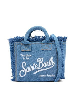 Sac fourre-tout en denim bleu avec bords à franges, poignées courtes et texte blanc disant « The place to be Saint Barth Summer Paradise ».