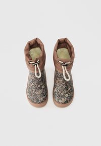 Ziedu raksta ūdensnecaurlaidīgas zābaki ar brūnu augšdaļu, elastīgu aizdari un mīkstu oderi. Apaļš purngalis un izturīgas gumijas zoles.