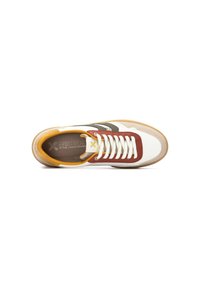 Sneaker con tomaia in pelle bianca, accenti marroni e verdi, coperture beige sulla punta e dettagli gialli. Presenta lacci bianchi e suola in gomma.
