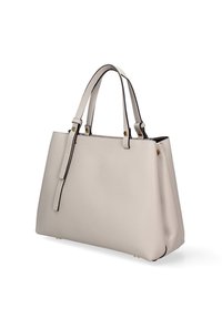 Borsa a mano in pelle grigia chiara con superficie texturizzata, due manici corti e un design strutturato. Presenta dettagli in oro e cuciture decorative.