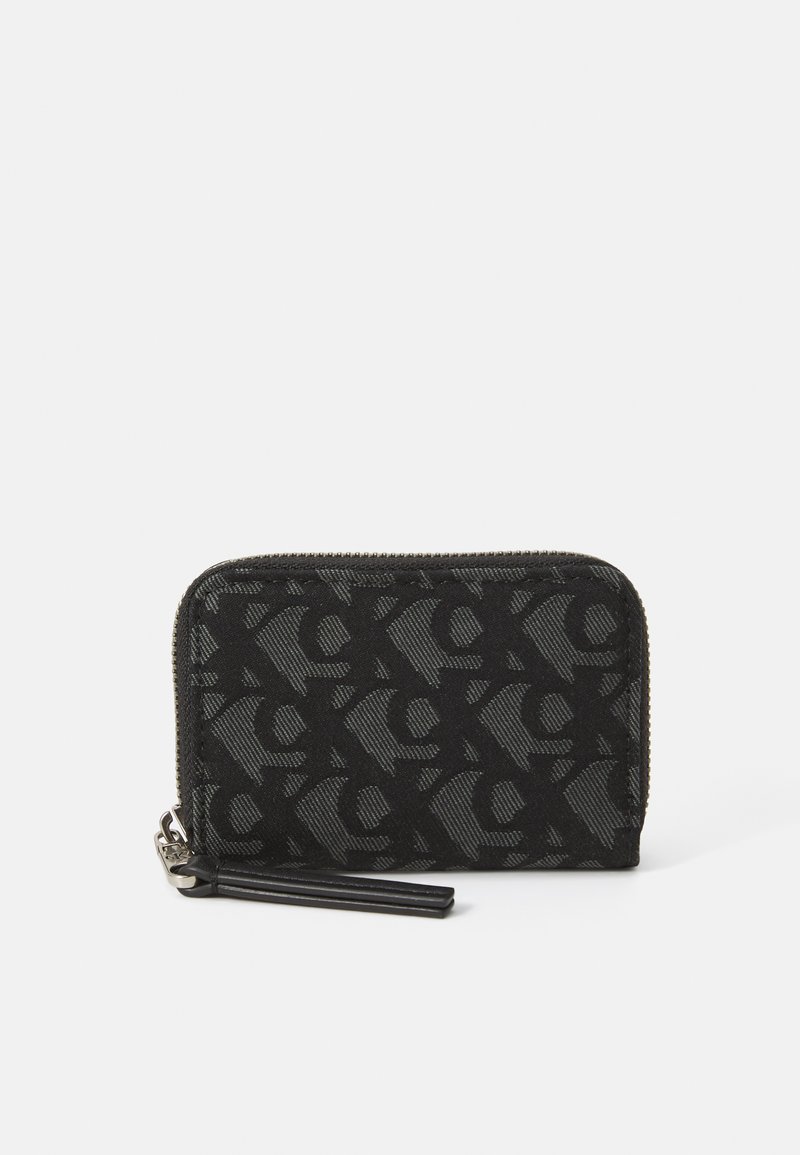 Carteira de tecido preto com um discreto design de logótipo estampado. Apresenta um fecho de zip e uma aba de pele. Superfície texturizada.