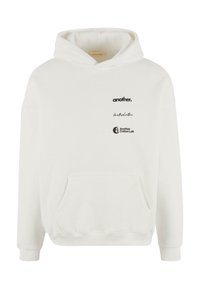 Haut à capuche blanc en coton, comprenant une poche avant, une capuche avec cordon de serrage, et un logo imprimé en noir sur la poitrine et la manche.