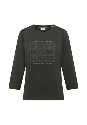 Tmavě zelená košile s dlouhým rukávem, kulatým výstřihem a potištěným motivem s nápisem "MOVE BEYOND LIMITS" v světlých odstínech.