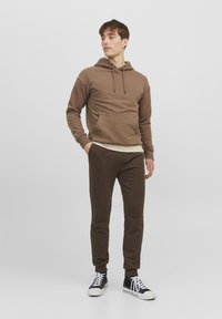 Jack & Jones JJIGORDON JJSHARK - Dresside alumine osa - seal brown