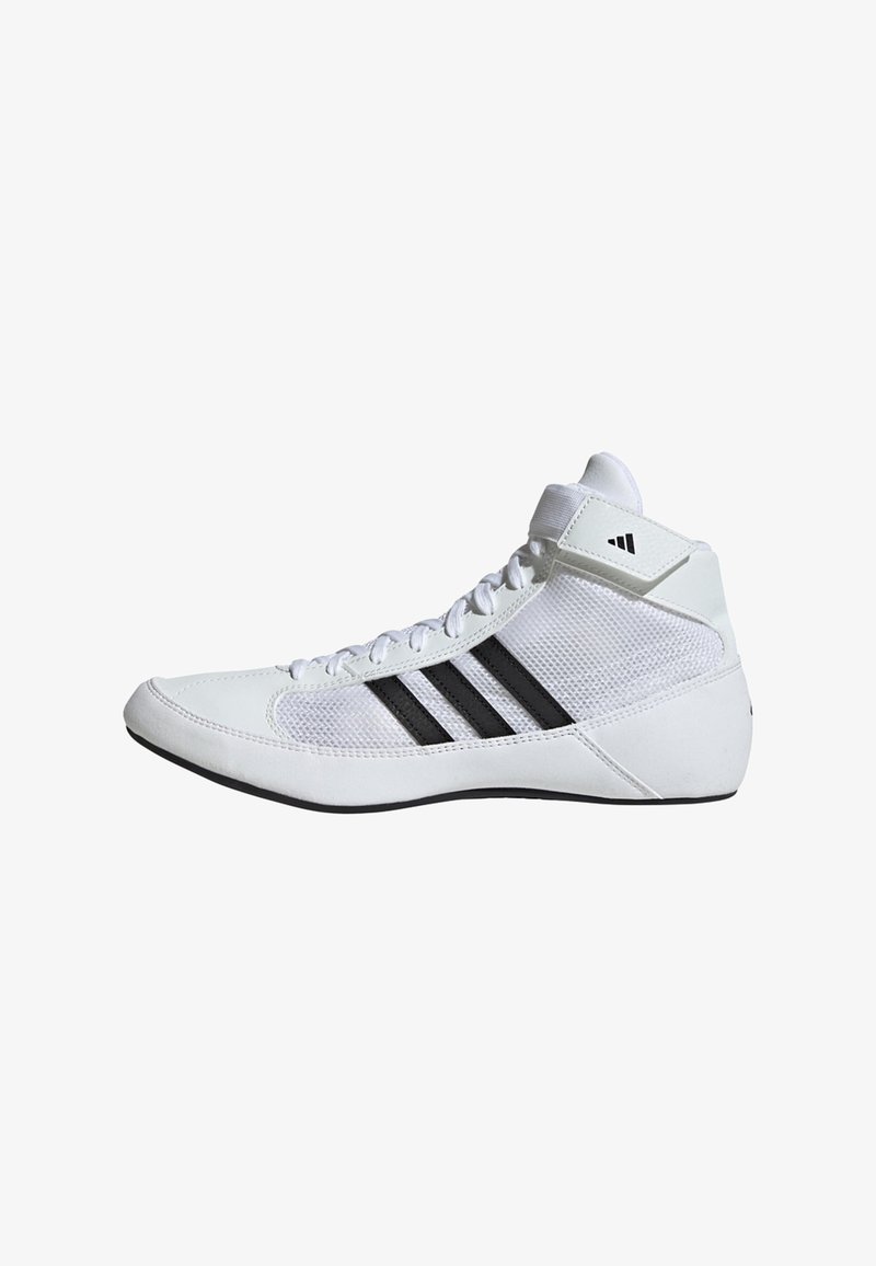Baskets blanches de sport avec tige en mesh, accents noire à trois bandes, design montante, col rembourré et semelle en caoutchouc pour l'adhérence.