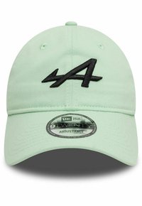 Regulowana czapka w miętowym kolorze, wykonana z teksturowanej tkaniny, z wyraźnym czarnym haftowanym logo z przodu oraz zakrzywionym daszkiem.