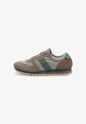 Zapatilla deportiva marrón y gris con materiales de ante y sintéticos, con un acento verde y suela de goma rosa, panelado texturizado y diseño de cordones.