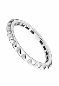 Anillo de plata con un borde texturizado en forma de escamas con picos triangulares, interior liso y acentos negros contrastantes en la banda.